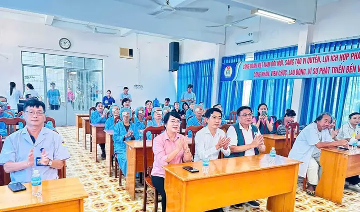 129 bệnh nhân nghèo cao tuổi được mổ mắt miễn phí – ảnh 5