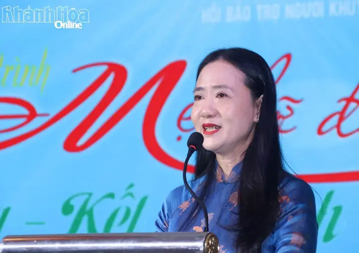 Chương trình “Mẹ đỡ đầu”: trao 200 suất học bổng cho trẻ em mồ côi tỉnh Khánh Hòa