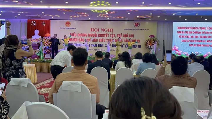 Dự Hội nghị biểu dương người khuyết tật, trẻ mồ côi và người bảo trợ tiêu biểu toàn quốc