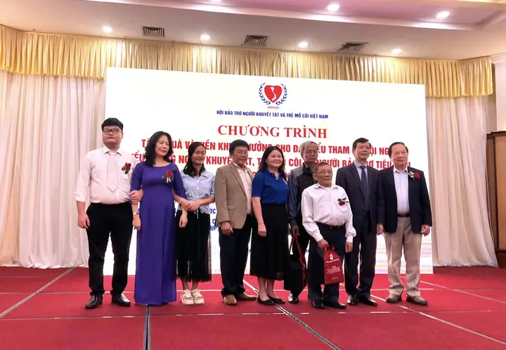 Dự Hội nghị biểu dương người khuyết tật, trẻ mồ côi và người bảo trợ tiêu biểu toàn quốc – ảnh 4