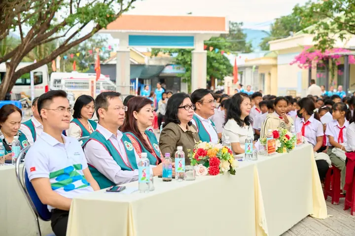 Khám bệnh, cấp phát thuốc miễn phí cho 300 học sinh phường Ba Ngòi