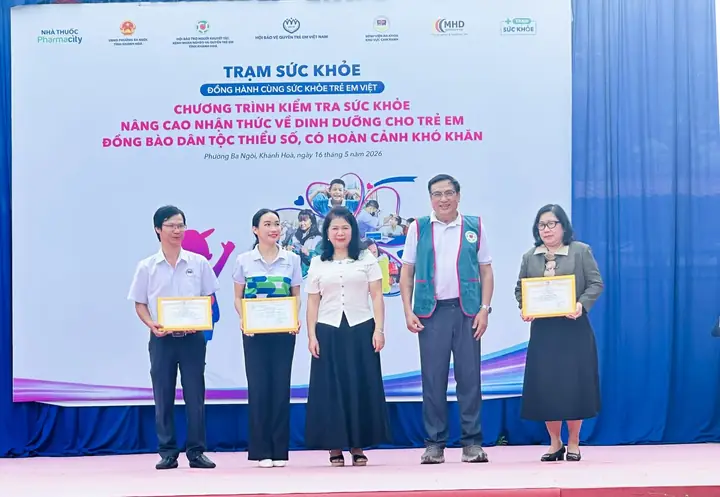 Khám bệnh, cấp phát thuốc miễn phí cho 300 học sinh phường Ba Ngòi – ảnh 2