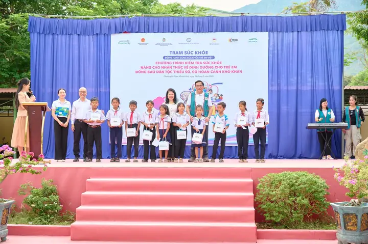 Khám bệnh, cấp phát thuốc miễn phí cho 300 học sinh phường Ba Ngòi – ảnh 3