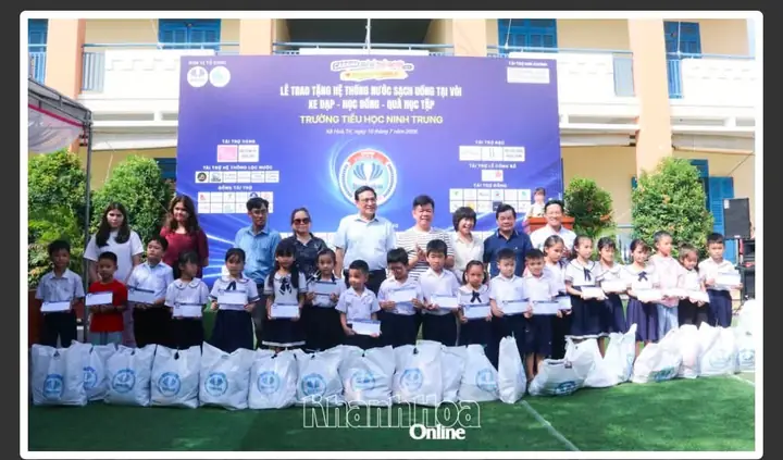 Tặng hệ thống lọc nước cho trường học và quà cho học sinh xã Hòa Trí