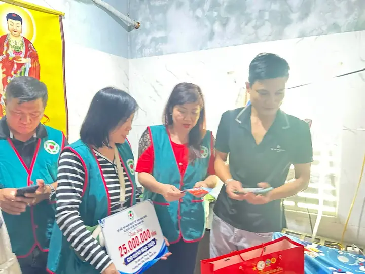 Hội viên trao tiền hỗ trợ cho gia đình anh Huỳnh Ngọc Thuận