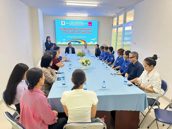 Trao 10 suất học bổng cho sinh viên vượt khó
