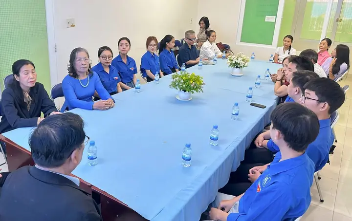 Trao 10 suất học bổng cho sinh viên vượt khó – ảnh 2