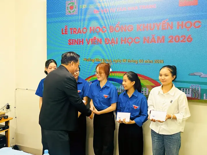Trao 10 suất học bổng cho sinh viên vượt khó – ảnh 5