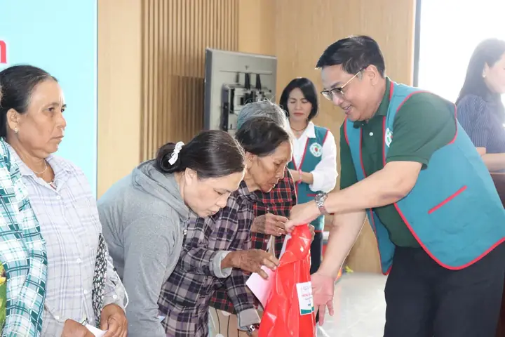 Trao 241 phần quà cho hộ khó khăn và trẻ em khuyết tật xã Nam Cam Ranh – ảnh 4