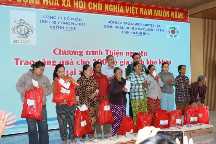 Trao 241 phần quà cho hộ khó khăn và trẻ em khuyết tật xã Nam Cam Ranh – ảnh 5