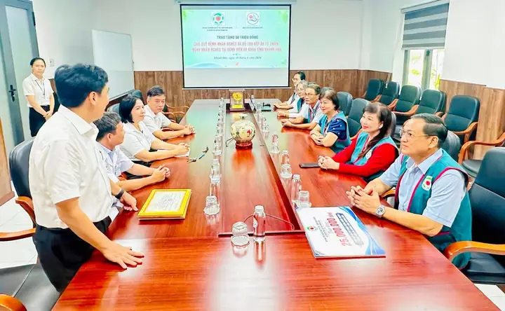 Trao 50 triệu đồng hỗ trợ bệnh nhân nghèo tại Bệnh viện Đa khoa tỉnh