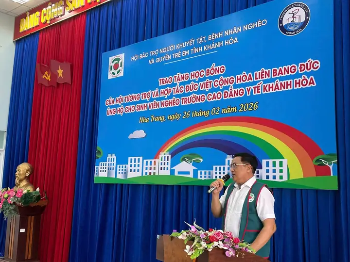 Trao học bổng cho 12 sinh viên Trường Cao đẳng Y tế Khánh Hòa