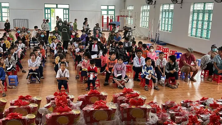 Trao học bổng, quà Tết cho học sinh nghèo xã Cam Tân