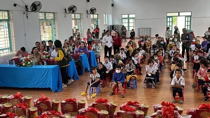 Trao học bổng, quà Tết cho học sinh nghèo xã Cam Tân – ảnh 2