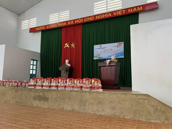 Trao học bổng, quà Tết cho học sinh nghèo xã Cam Tân – ảnh 3