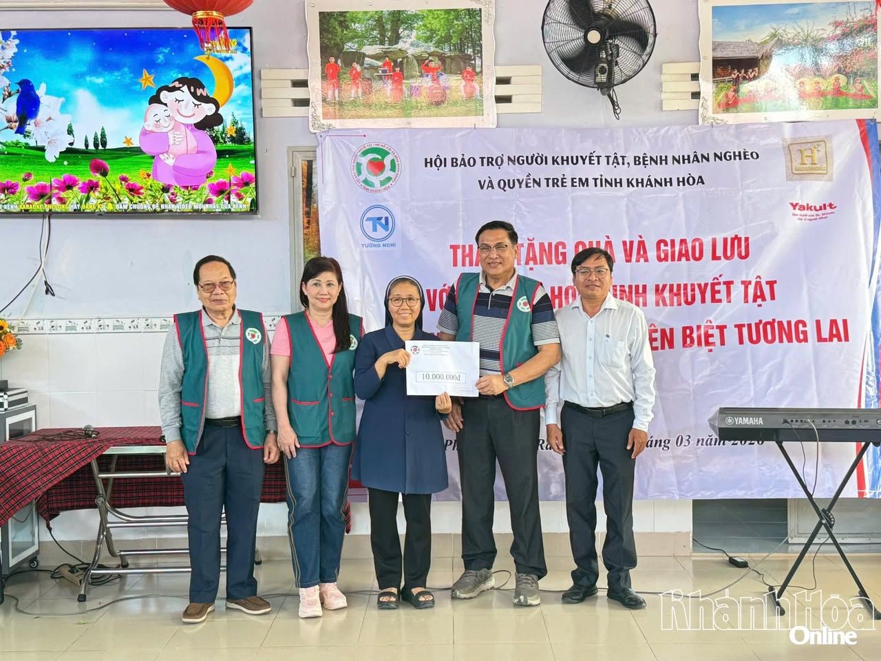 Trao quà cho học sinh khuyết tật và bệnh nhi tại Phan Rang – ảnh 1