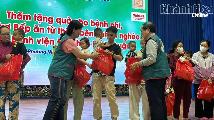 Trao quà cho học sinh khuyết tật và bệnh nhi tại Phan Rang – ảnh 2