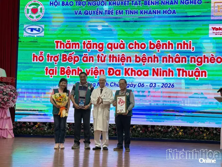 Trao quà cho học sinh khuyết tật và bệnh nhi tại Phan Rang – ảnh 3