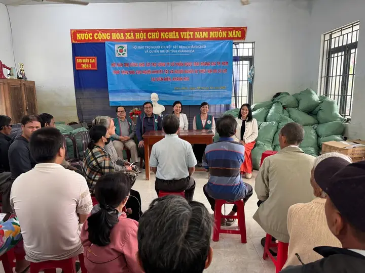 Trao quà cho người khuyết tật và bà con nghèo xã Diên Điền – ảnh 3