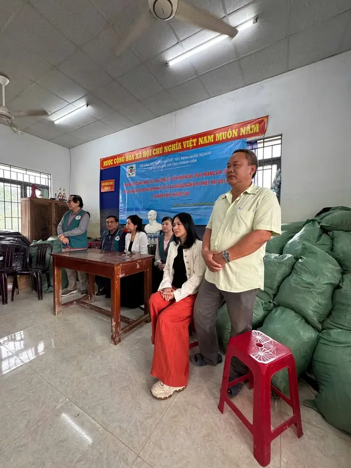 Trao quà cho người khuyết tật và bà con nghèo xã Diên Điền – ảnh 4
