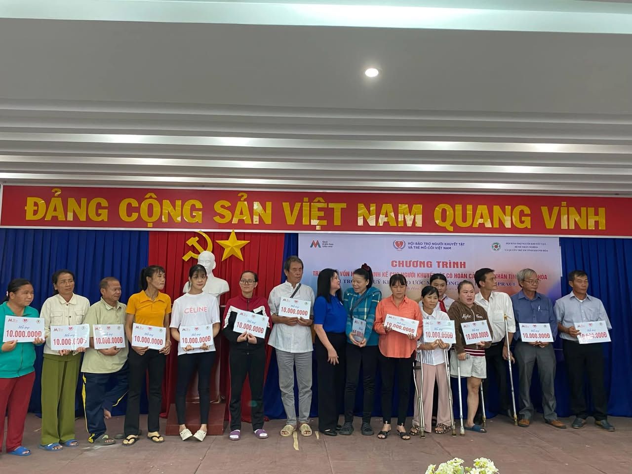 Trao vốn sinh kế cho 15 gia đình người khuyết tật từ nguồn UpRace – ảnh 1